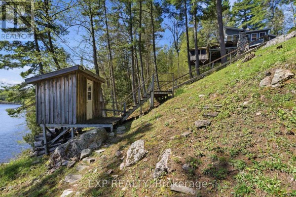 Wooden cabin by lake with stairs to house on stilts - 4 Stackwall Lane Greater Madawaska