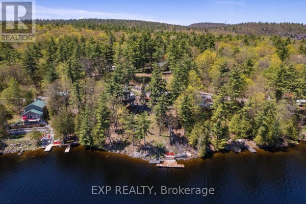 Lakefront property with docks and boats - 4 Stackwall Lane Greater Madawaska