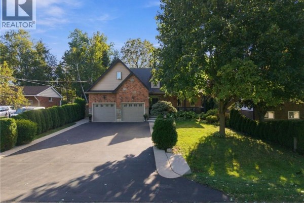 Family room - 4 Summit Drive, Waterdown, ON L8B0E4 Photo 2