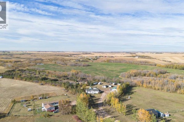 Aerial view of property with main house, outbuildings, mobile homes, and surrounding fields. - 4 Trestle Close, Rural Stettler No  6, County Of