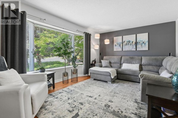 Living room - 4 Winchester Drive, Ottawa, ON K2L2C9 Photo 5