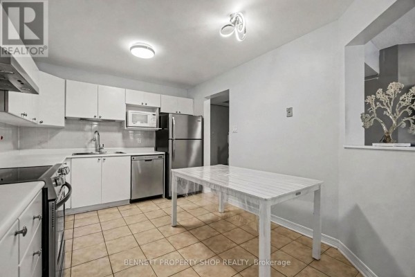 Kitchen - 4 Winnegreen Court, Ottawa, ON K1G5P3 Photo 5