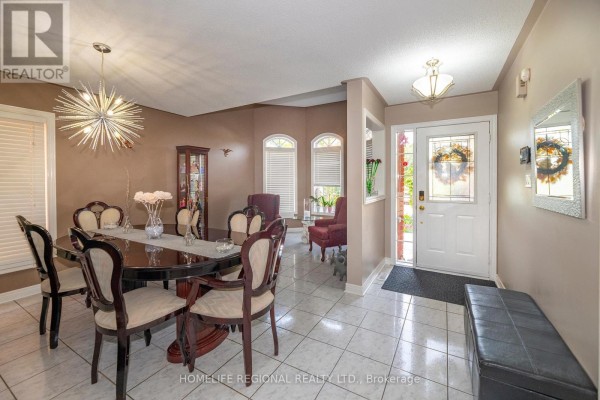 Family room - 40 Arnold Crescent, Whitby, ON L1M1H9 Photo 3