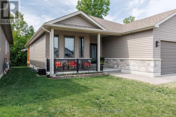Living room - 40 Birchmount Street, Quinte West, ON K8V0C6 Photo 3