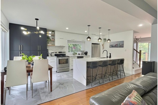 Open-concept living, dining, and kitchen area with a large island. - 40 Ch. Cochrane, Gatineau