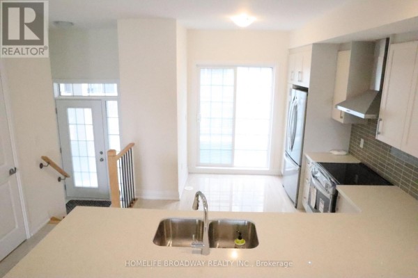 Spacious living room with hardwood flooring and access to a balcony - 40 Clippers Crescent, Whitchurch Stouffville