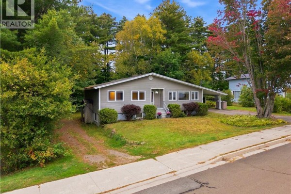 Bath (# pieces 1-6) - 40 Dewitt Acres, Fredericton, NB E3A6S2 Photo 2