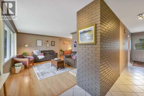 Living room - 40 Springfield Avenue, Red Deer, AB T4N0C7 Photo 3