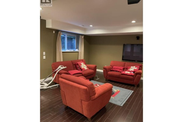 4000 Devonshire Avenue, Coquitlam, BC V3E0A7 Photo 3