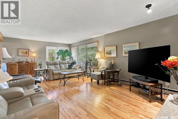 Kitchen - 4002 Elphinstone Street, Regina, SK S4S3K9 Photo 3