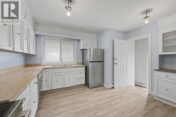 Dining room - 4004 79 Street Nw, Calgary, AB T3B2N8 Photo 5