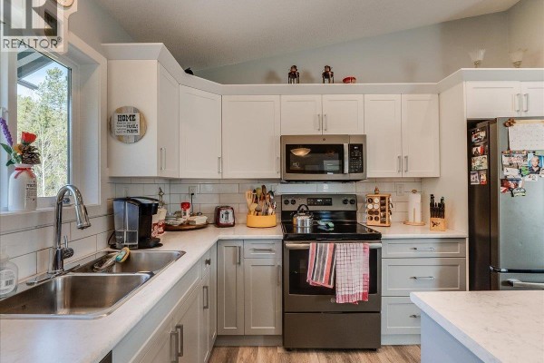 Full ensuite bathroom - 4008 16th Avenue, Castlegar, BC V1N4A2 Photo 4