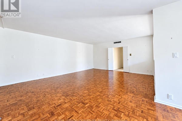 401 - 9 Deer Park Crescent, Toronto, ON M4V2C4 Photo 2