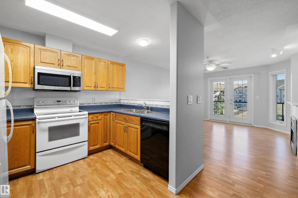 Kitchen - #401 237 Youville Dr E Nw, Edmonton, AB T6L7G2 Photo 3