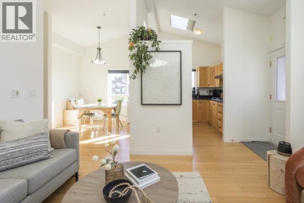 401 510 Chesterfield Avenue, North Vancouver, BC V7M2L9 Photo 3