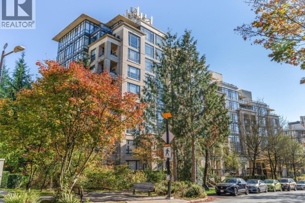 401 9300 University Crescent, Burnaby