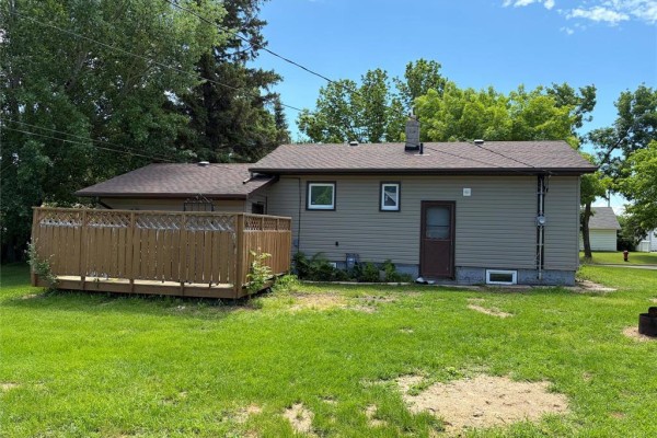 Family room - 401 Elizabeth Street, Neepawa, MB R0J1H0 Photo 5