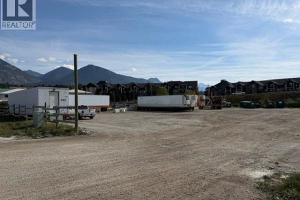 401 Laurier Street, Invermere, BC V0A1K0 Photo 2