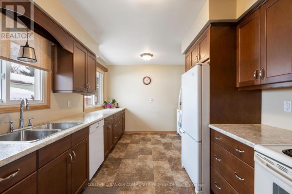 401 Mohawk Road W, Hamilton, ON, photo 2