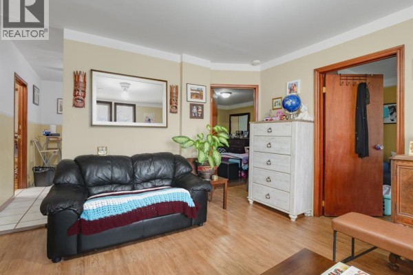 2pc Bathroom - 401 Parent, Windsor, ON N9A2B9 Photo 5