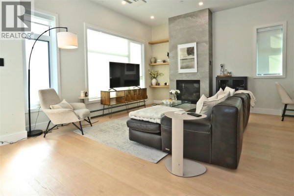 4015 Victoria Drive, Vancouver, BC V5N4M9 Photo 2