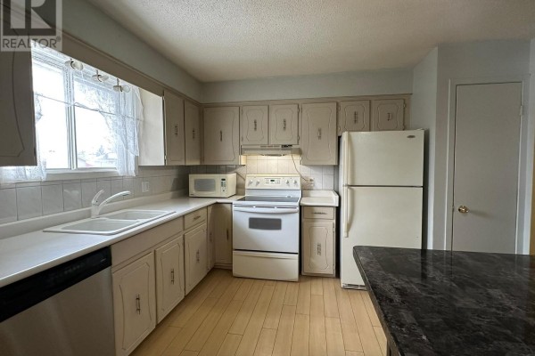 Kitchen - 4016 Dishaw Street, Edwardsburgh/cardinal, ON K0E1E0 Photo 3