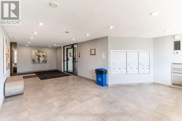 Kitchen - 402 - 4060 Lawrence Avenue E, Toronto, ON M1E4V4 Photo 3