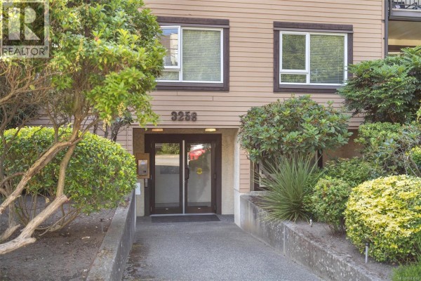 402 3258 Alder St, Saanich, BC, photo 2