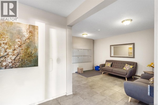 402 3258 Alder St, Saanich, BC, photo 3