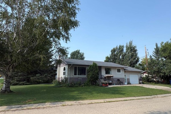 402 Buchanon Avenue, Dauphin