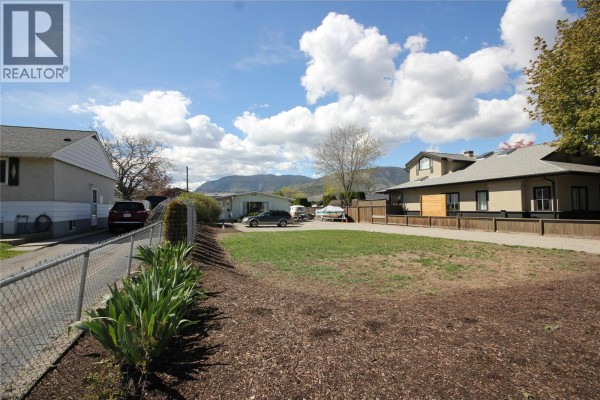 Kitchen - 402 Conklin Avenue, Penticton, BC V2A2T4 Photo 5