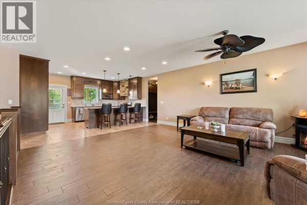 Family room - 402 County Rd 34 West, North Ridge, ON N8M2X5 Photo 4