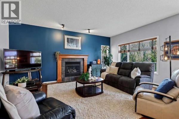 Living room - 402 Fairways Mews Nw, Airdrie, AB T4B2W9 Photo 5