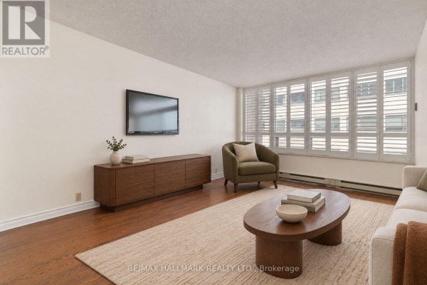 Living room - 403 - 1177 Yonge Street, Toronto, ON M4T2Y4 Photo 3