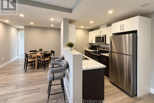 Living room - 403 - 2200 Sherobee Road, Mississauga, ON L5A3Y3 Photo 3
