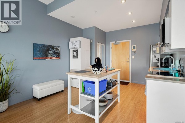 Kitchen - 403 785 Tyee Rd, Victoria, BC V9A0G2 Photo 5