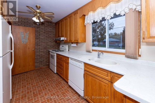 Dining room - 403 Churchill Drive W, Thunder Bay, ON P7C1V6 Photo 3