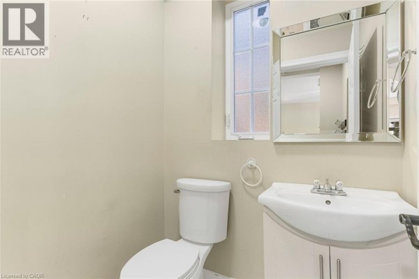 Kitchen - 403 Niagara Street, Welland, ON L3C1L3 Photo 3
