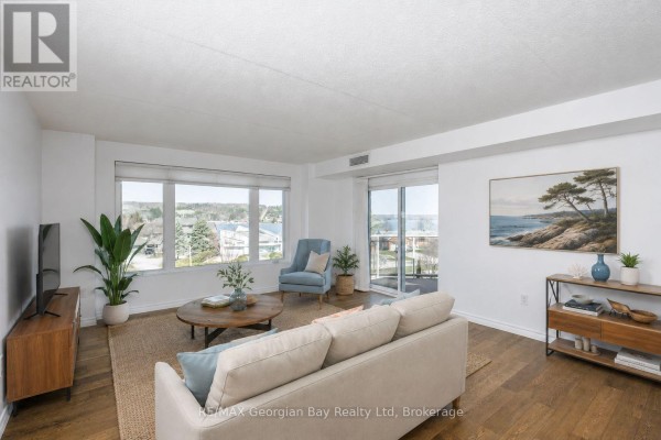 Living room - 404 - 11 Beck Boulevard, Penetanguishene, ON L9M2G1 Photo 4