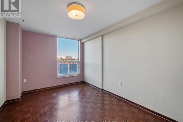 Living room - 404 - 130 Neptune Drive, Toronto, ON M6A1X5 Photo 3