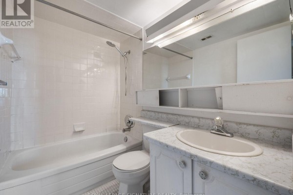 Primary Bedroom - 404 - 130 Neptune Drive, Toronto, ON M6A1X5 Photo 5