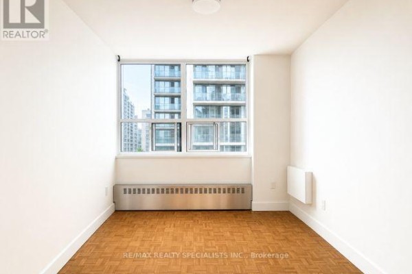 Kitchen - 404 - 80 Wellesley Street E, Toronto, ON M4Y1N9 Photo 3
