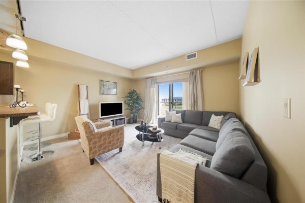 Living room - 404 100 Creek Bend Road, Winnipeg, MB R2N0G1 Photo 4