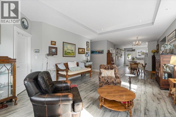 Den - 404 10th St, Nanaimo, BC V9R1A1 Photo 4