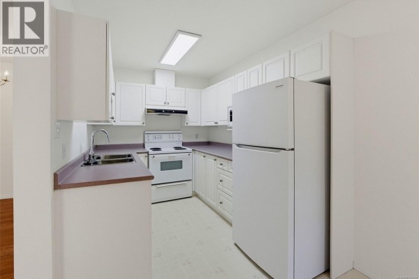Kitchen - 404 1710 Fort St, Victoria, BC V8R1J2 Photo 3