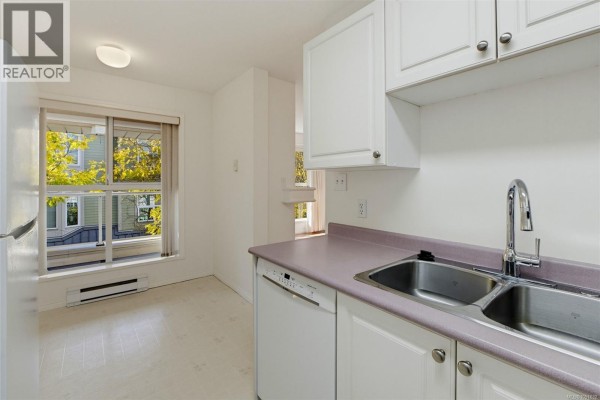 Dining room - 404 1710 Fort St, Victoria, BC V8R1J2 Photo 5
