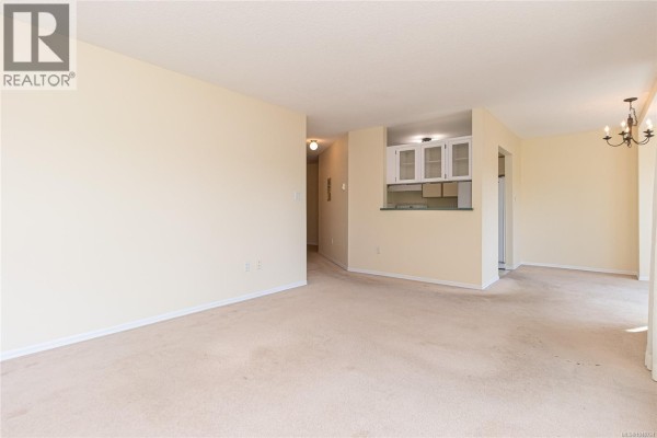 Primary Bedroom - 404 4030 Quadra St, Saanich, BC V8X1K2 Photo 3