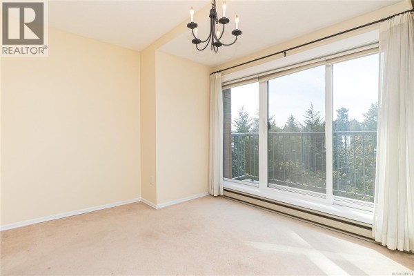 Living room - 404 4030 Quadra St, Saanich, BC V8X1K2 Photo 5