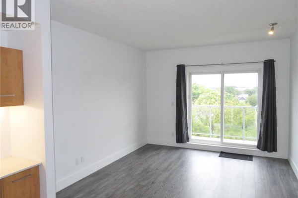 Den - 404 404 C Avenue S, Saskatoon, SK S7M5M9 Photo 4