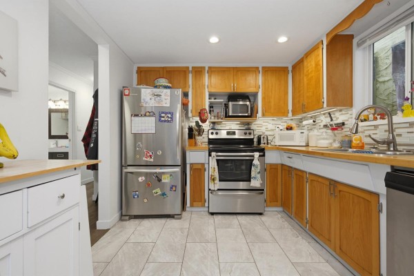 404 Bruneau Place, Langley, BC V4W3K9 Photo 4